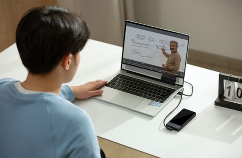 無懼跨語種挑戰 科大訊飛發布雙屏翻譯機，網友盛贊“真心硬核”翻譯服務